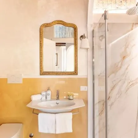 Frattina Elegance شقة